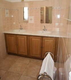 Salle de douche avec 2 vasques