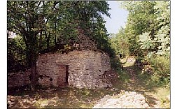 chemin pedestre -randonnées autour du village -cabanes en pierre séche