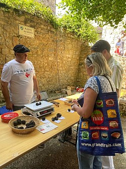 Marché aux Truffes des producteurs à Daglan de mi-décembre à mi-janvier .Truffes d'été de mi-mai à mi-juillet